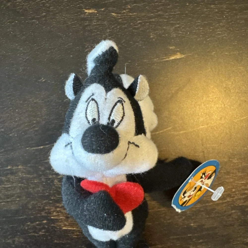 (RARE) Pepé Le Pew Looney Tunes (Finger Puppet) Starbucks - First Edition